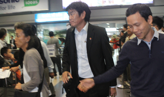 HLV Phan Thanh Hùng được sự săn đón của khá nhiều phóng viên chờ tại sân bay.